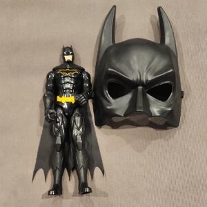 Batman Action Figure and Mask Set - Black and Yellow
